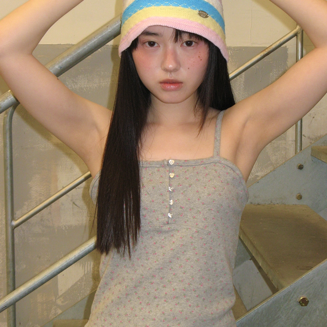 론론 HEART BUTTON GOLGI SLEEVELESS GREY FLOWER 상품 이미지 1