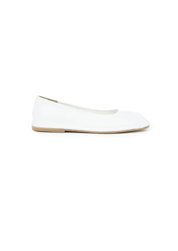 women\'s rounded flats, white