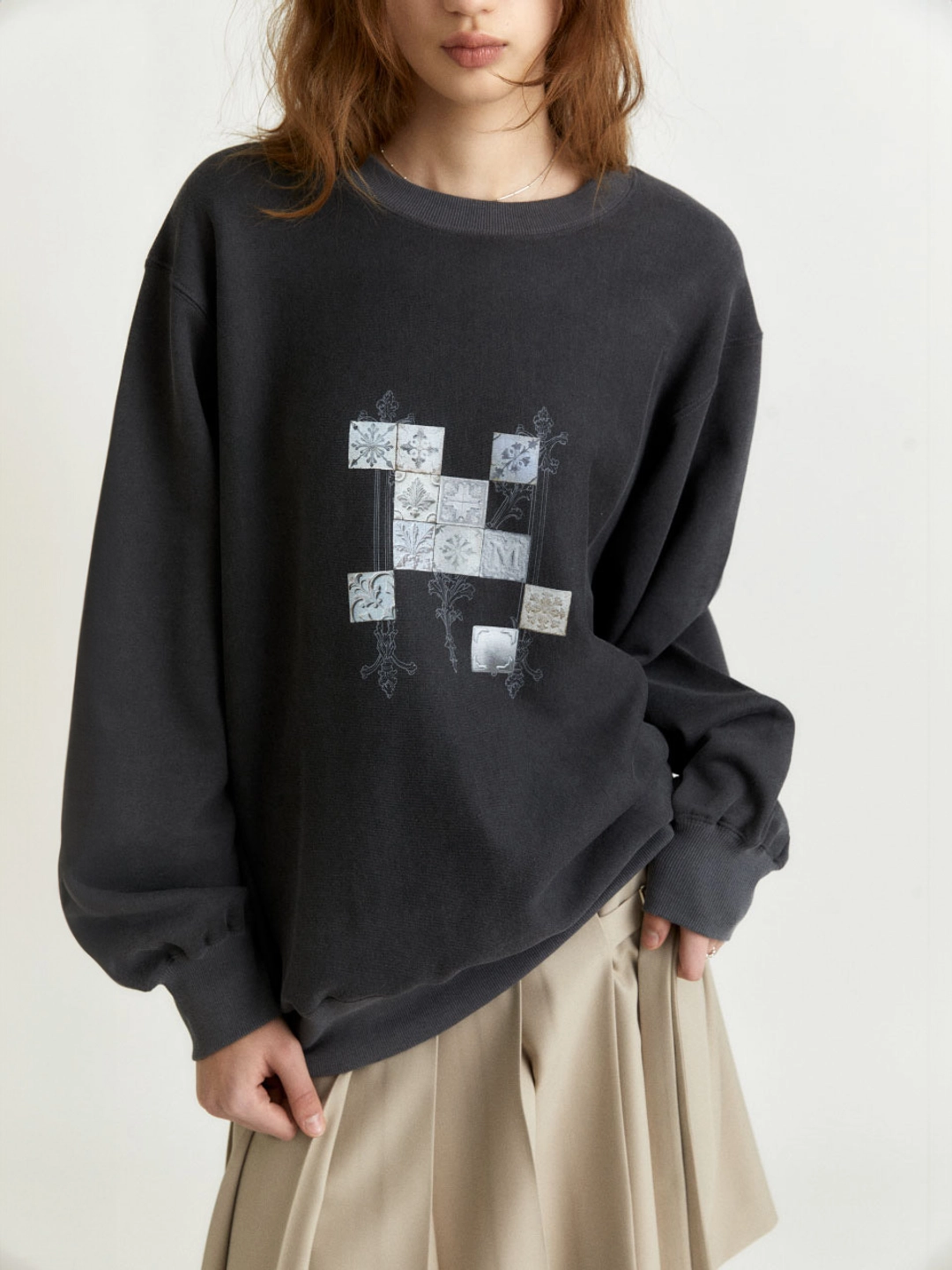 뮤제 ARTISTE Oversize Print Sweatshirt_Gray Pigment 상품 이미지 2