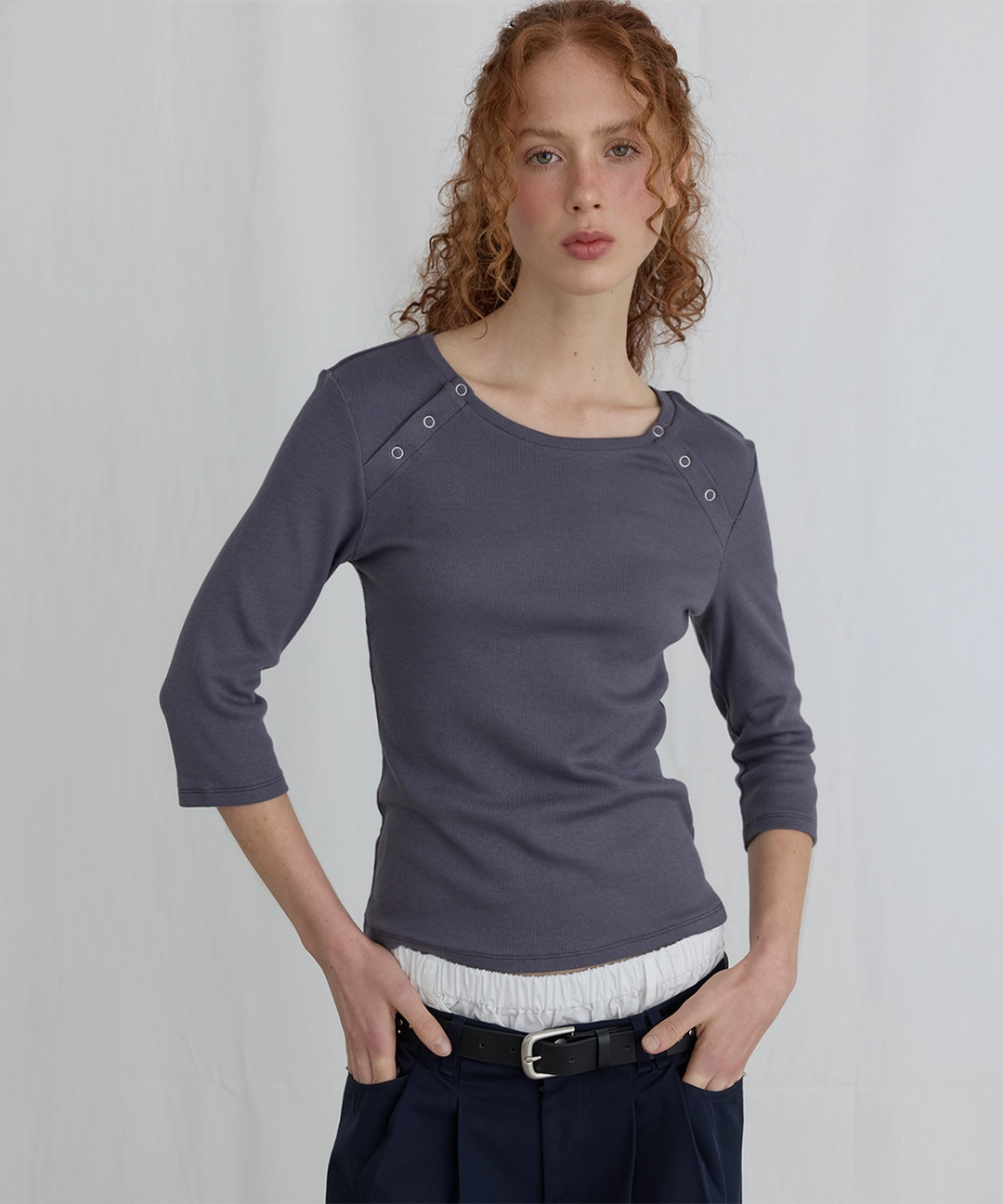 오데스 3/4 BUTTON TEE - CHARCOAL 상품 이미지 2