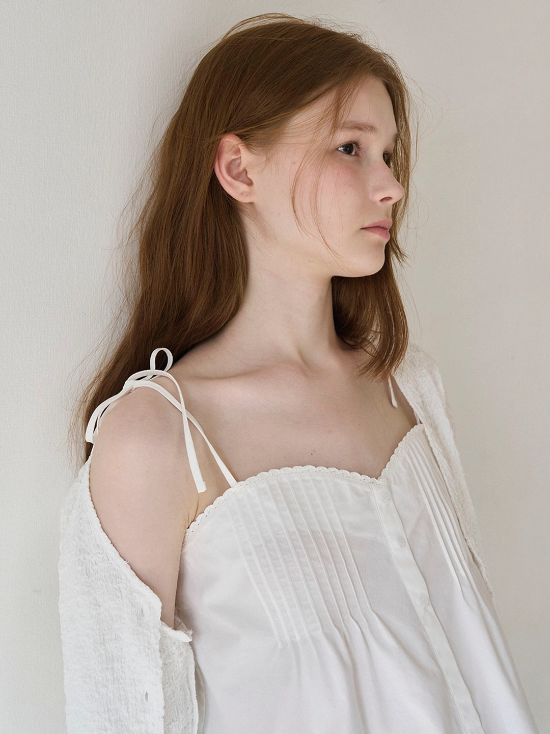 쏘이르 LACE TUCK SLEEVELESS BLOUSE - WHITE 상품 이미지 2
