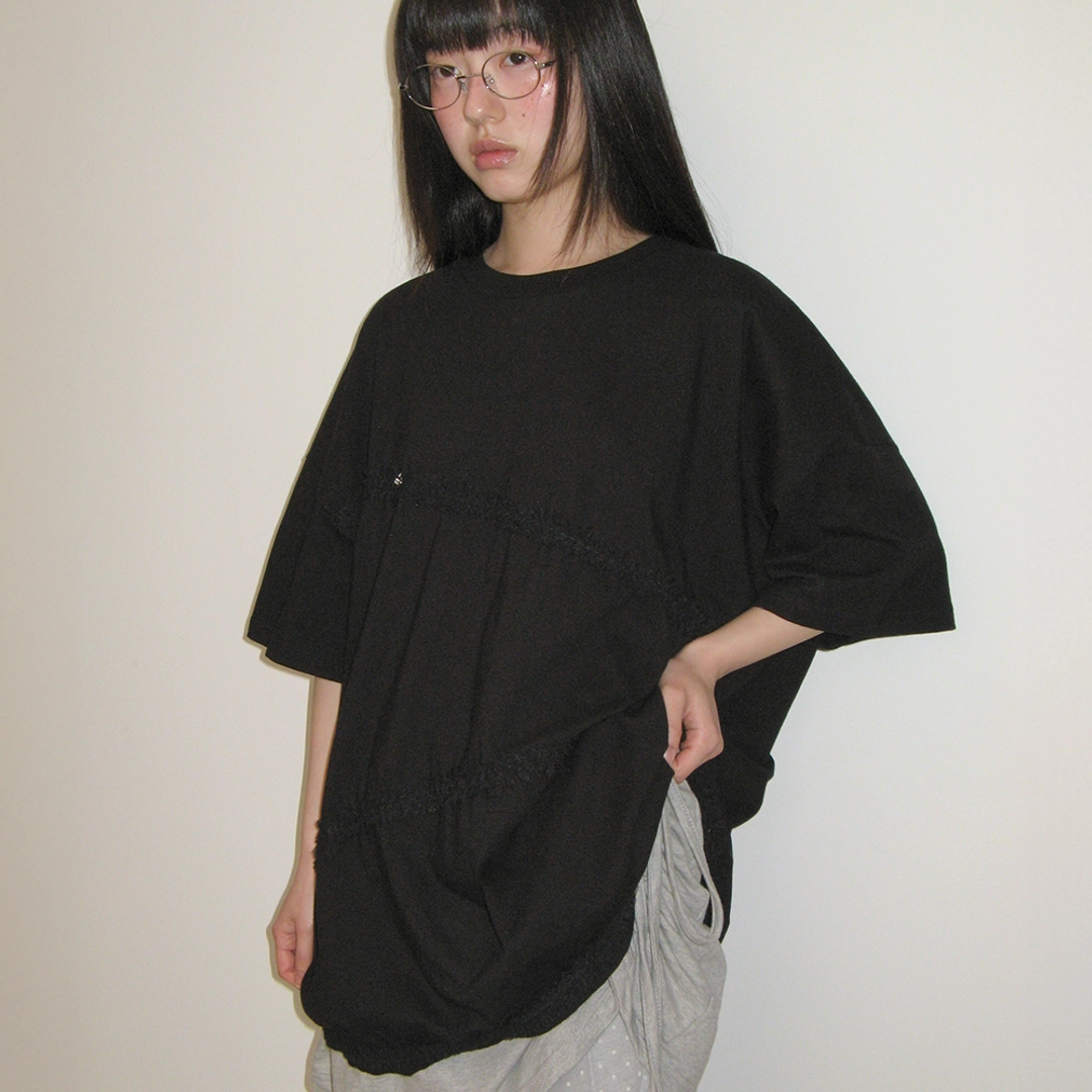 론론 OBLIQUE FRILL SHIRRING OVER FIT T SHIRT BLACK 상품 이미지 2