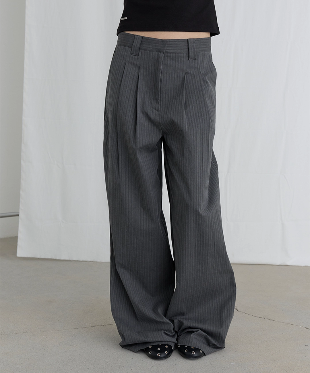 오데스 STRIPE OVERSIZED TROUSERS - CHARCOAL 상품 이미지 1