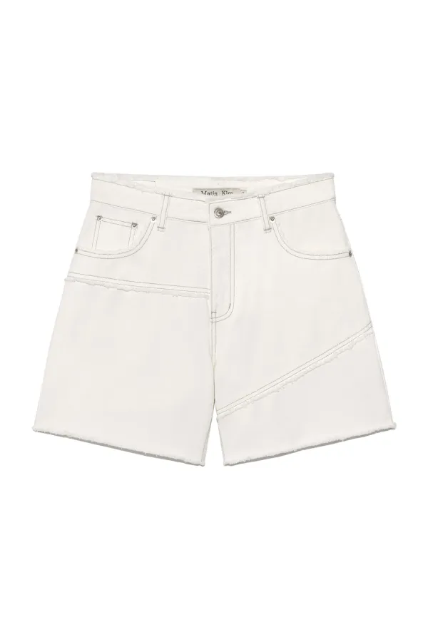 CUT LINE POINT DENIM SHORTS IN WHITE