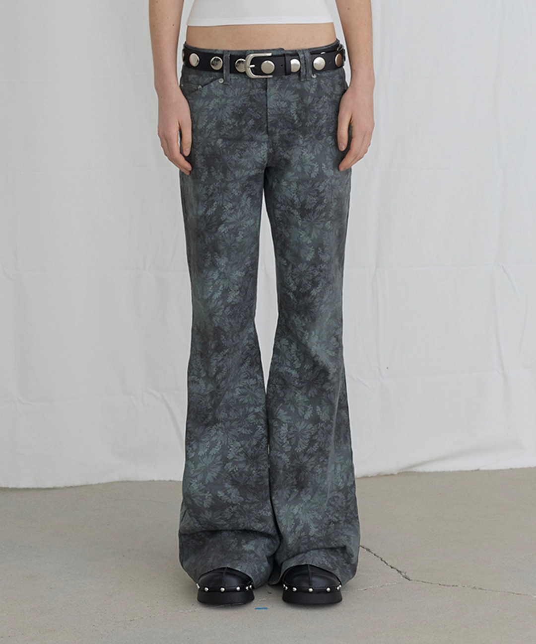 오데스 MERRY FLORAL FLARE PANTS - CHARCOAL 상품 이미지 2