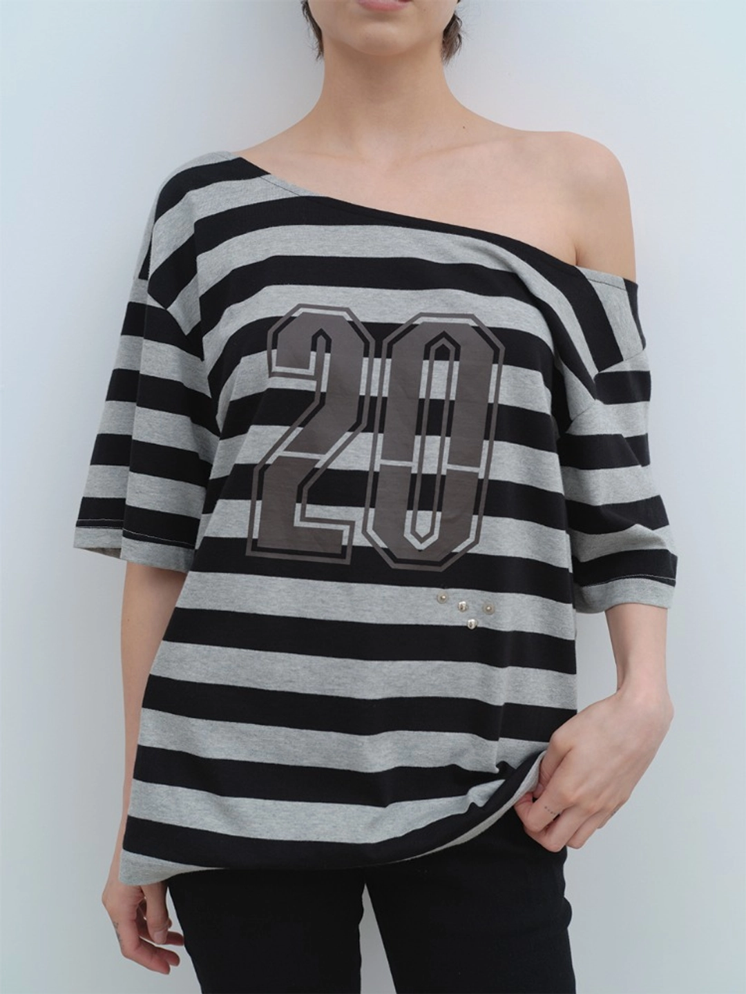 밀로 우먼 Off-Shoulder Stripe T-Shirt [Black] 상품 이미지 2