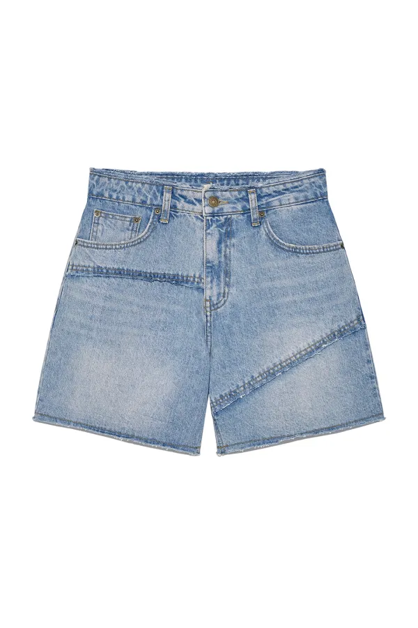 CUT LINE POINT DENIM SHORTS IN BLUE