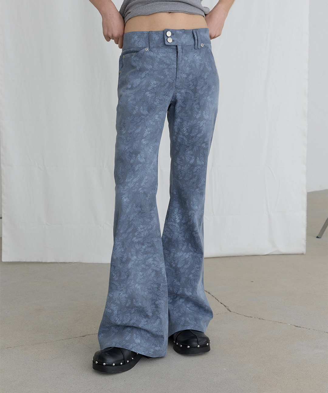 오데스 [슬기 착용] MERRY FLORAL FLARE PANTS - BLUE 상품 이미지 2