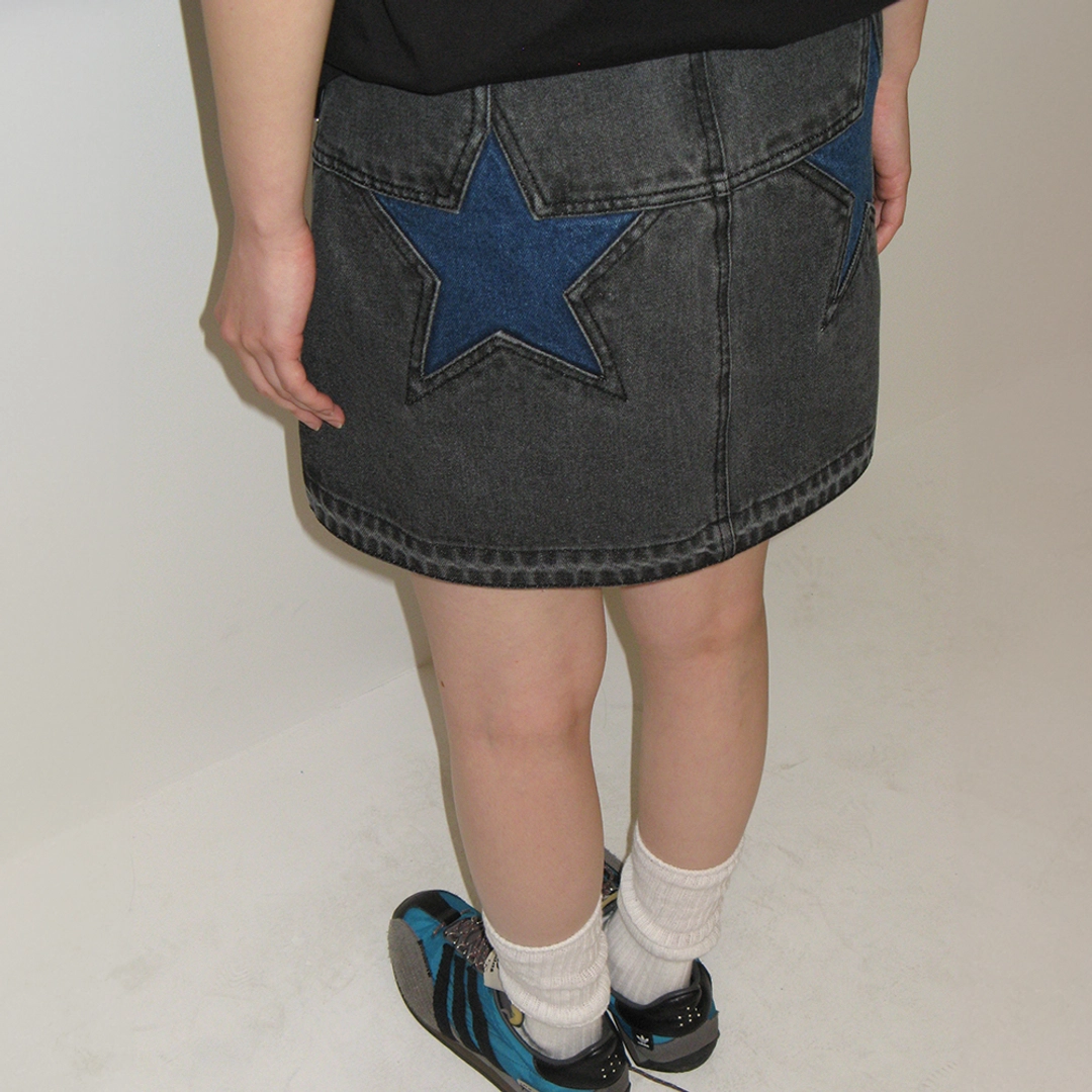 론론 STAR BLACK MINI DENIM SKIRT WASHED BLACK 상품 이미지 2