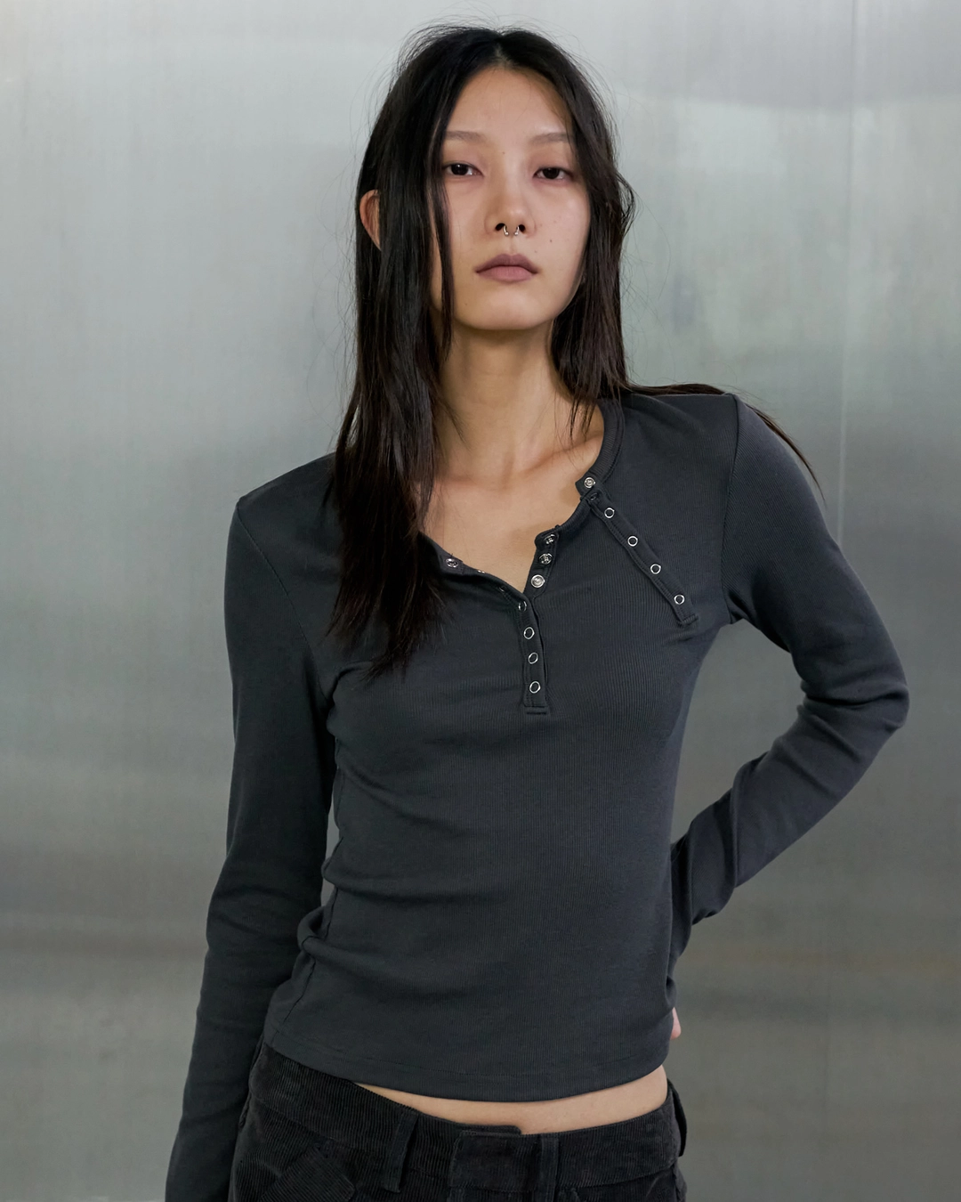 오데스 DOUBLE PLACKET HENLEY T-SHIRT - CHARCOAL 상품 이미지 1