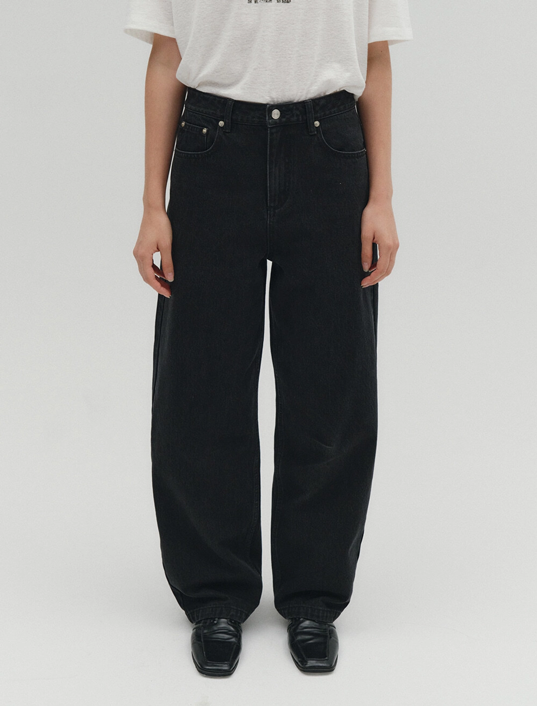 솔티페블 CURVED SILHOUETTE JEANS [BLACK] 상품 이미지 2