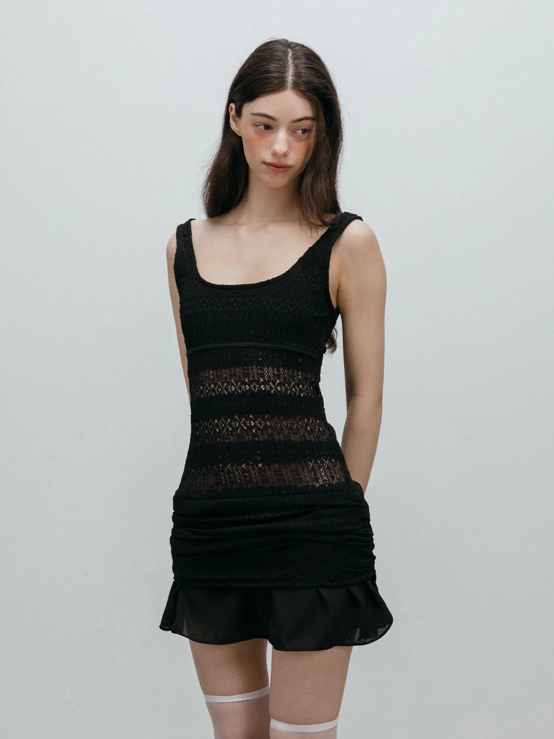 모이페어 CROCHET SHIRRING MINI DRESS / BLACK 상품 이미지 2