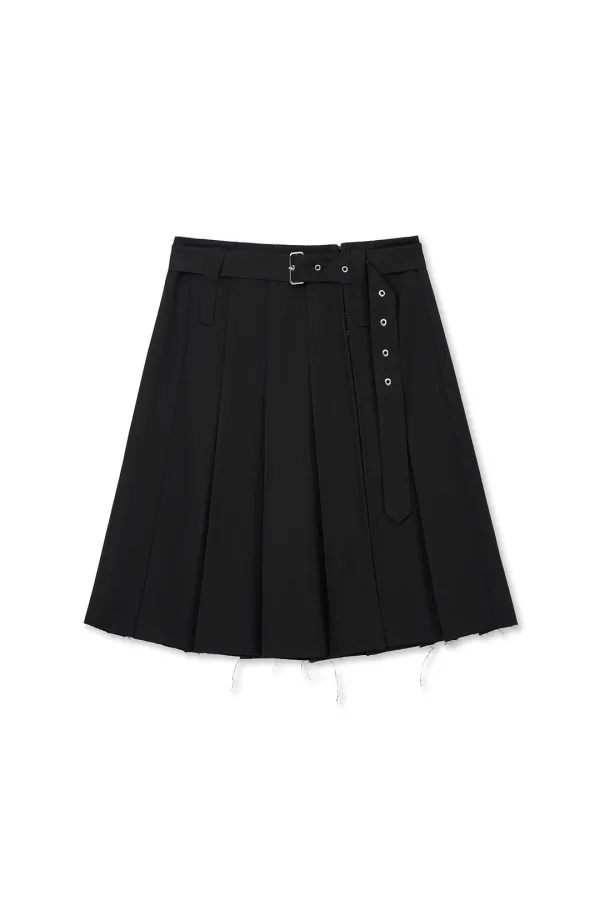 BELTED SLIT PLEAT SKIRT IN BLACK