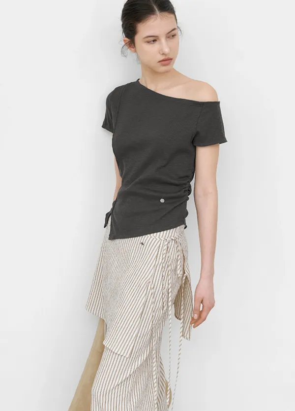 (T-7265)ONE SHOULDER SHIRRING SLIT SLIM T