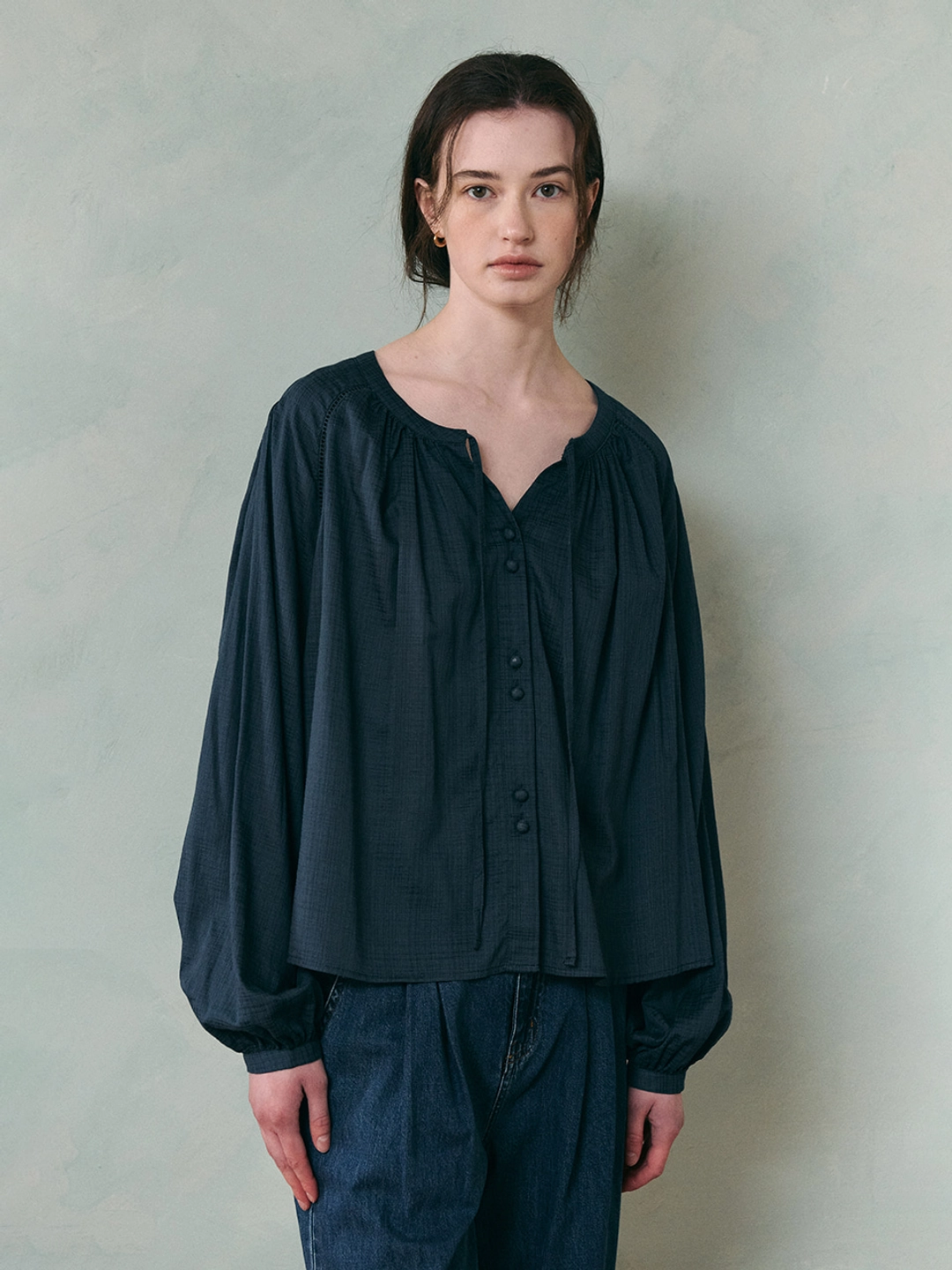 르니나 LUCIA raglan shirring blouse_navy 상품 이미지 1