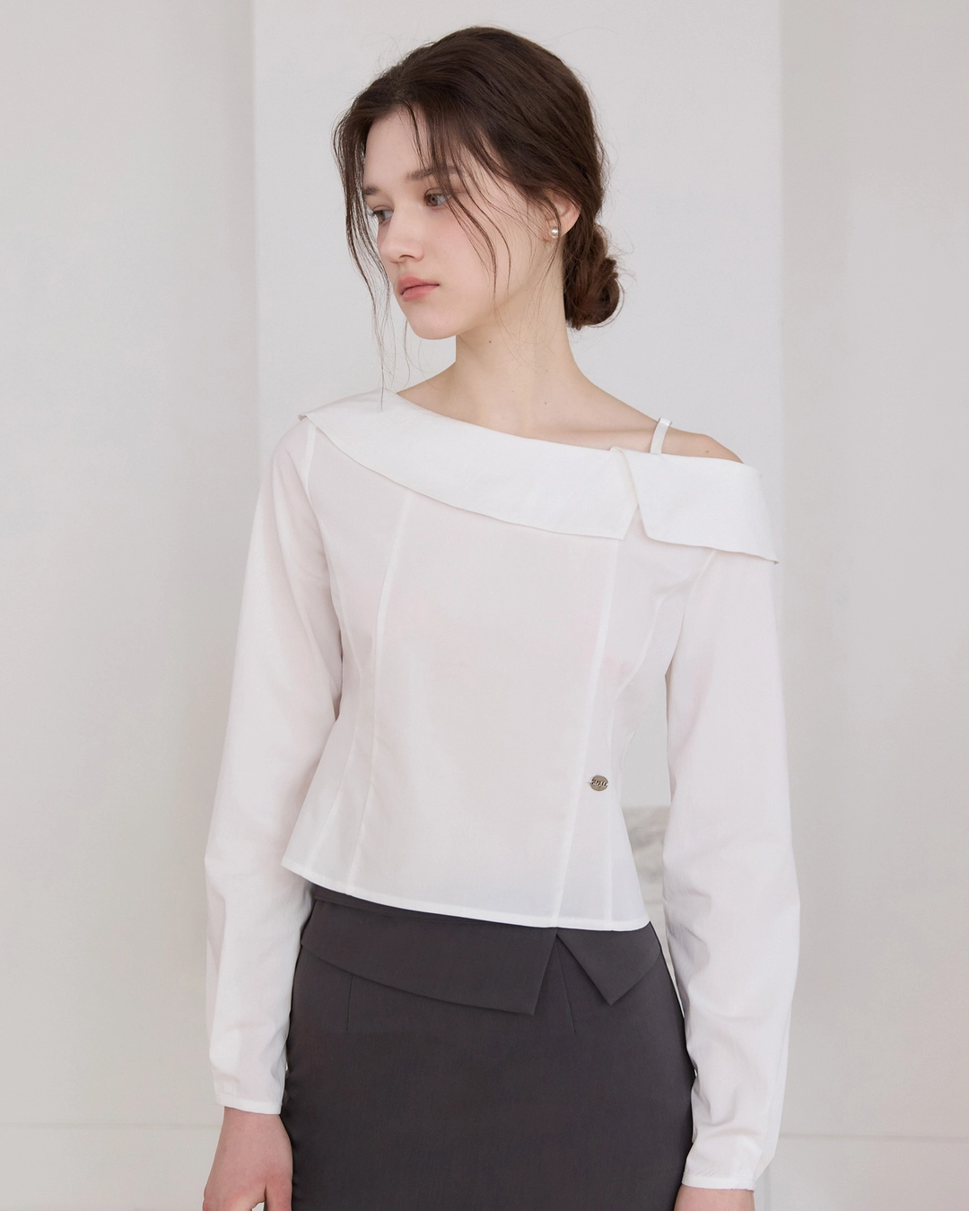 어다울 Unbalance off shoulder blouse - white 상품 이미지 3