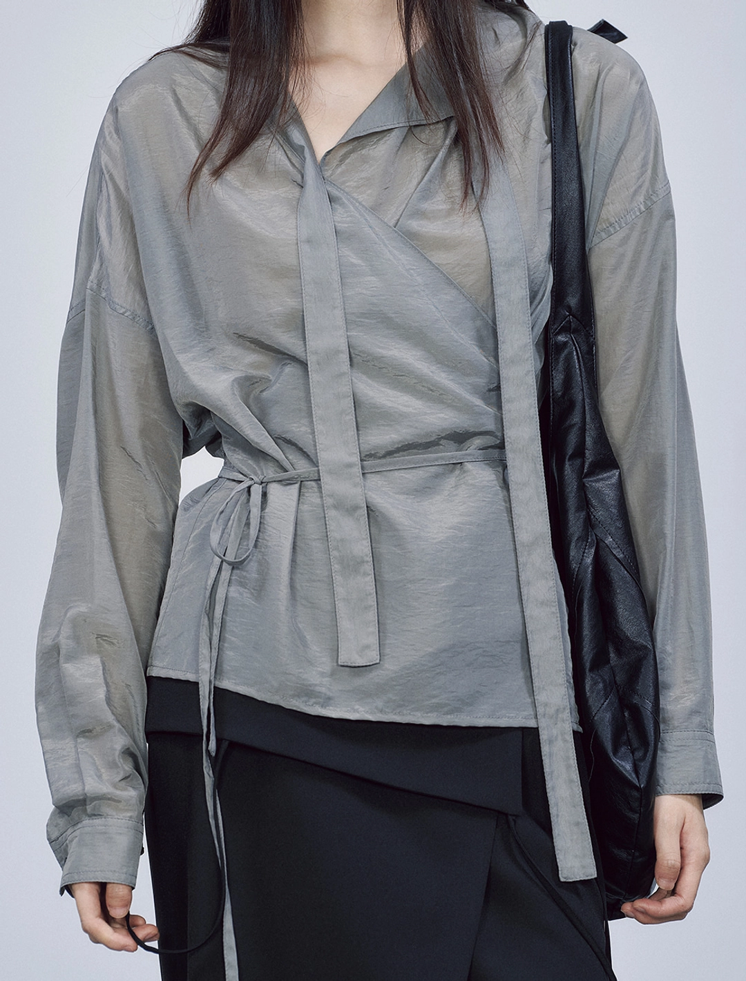 솔티페블 TIE DETAIL WRAP BLOUSE [GREY] 상품 이미지 2