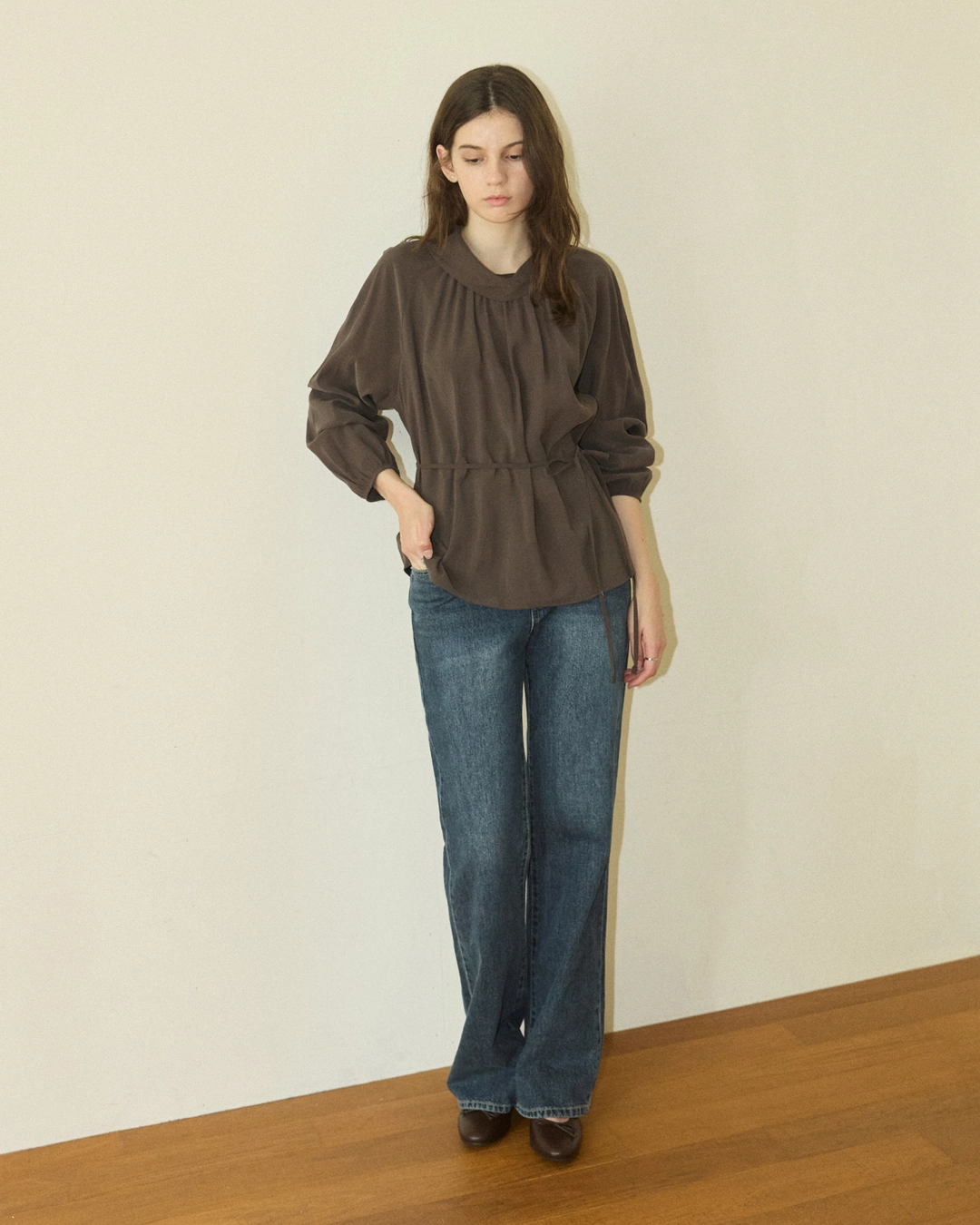 어다울 Half scarf neck back ribbon blouse - brown 상품 이미지 2