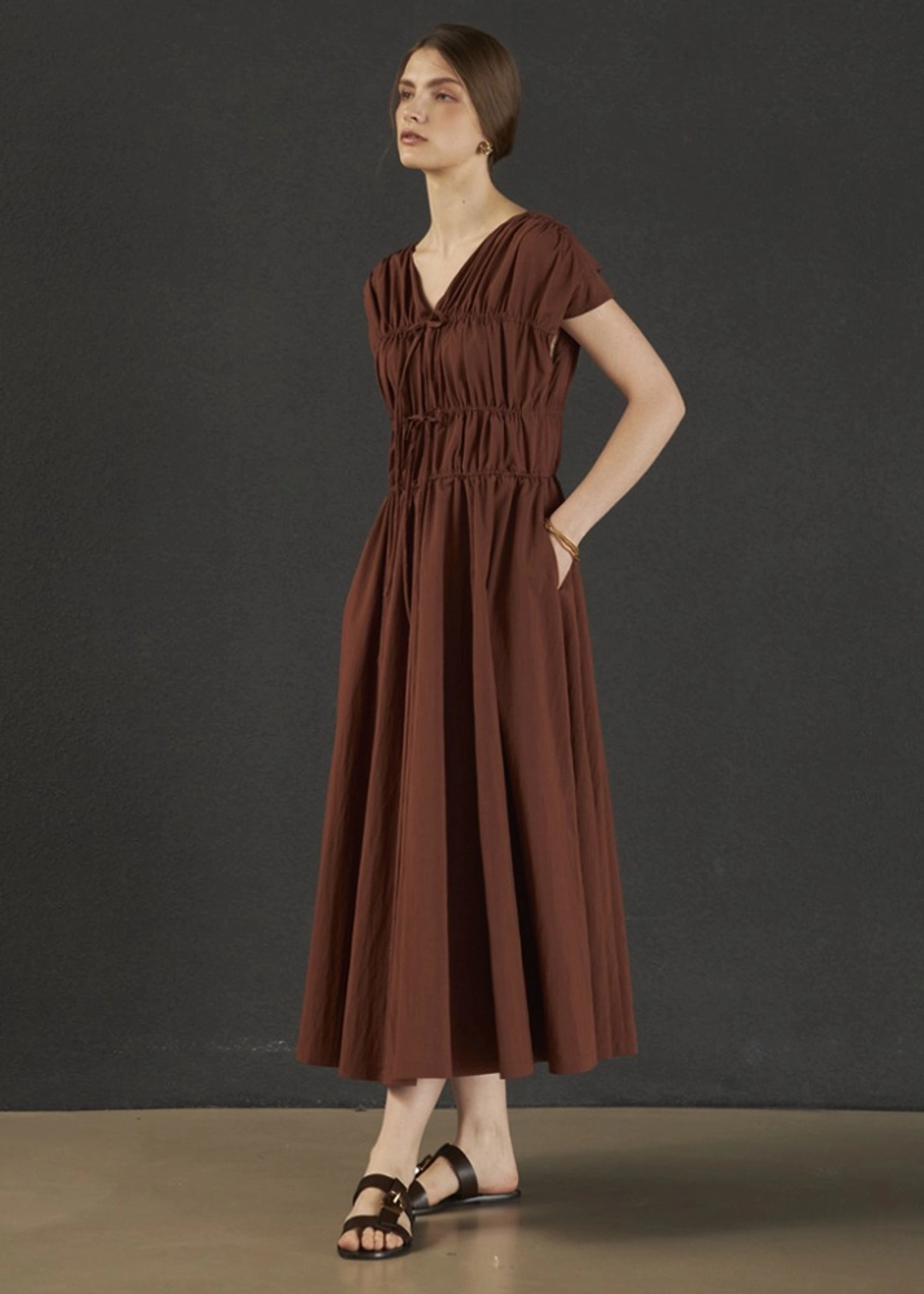메종드이네스 RIBBON SHIRRING STRING DRESS_BROWN 상품 이미지 1