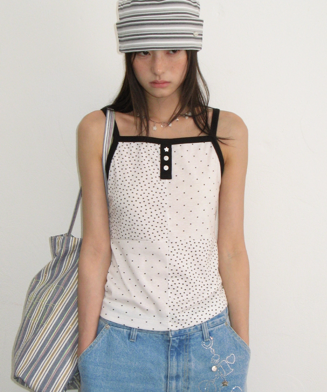 론론 PATTERN PATCHWORK BUTTON SLEEVELESS WHITE 상품 이미지 1