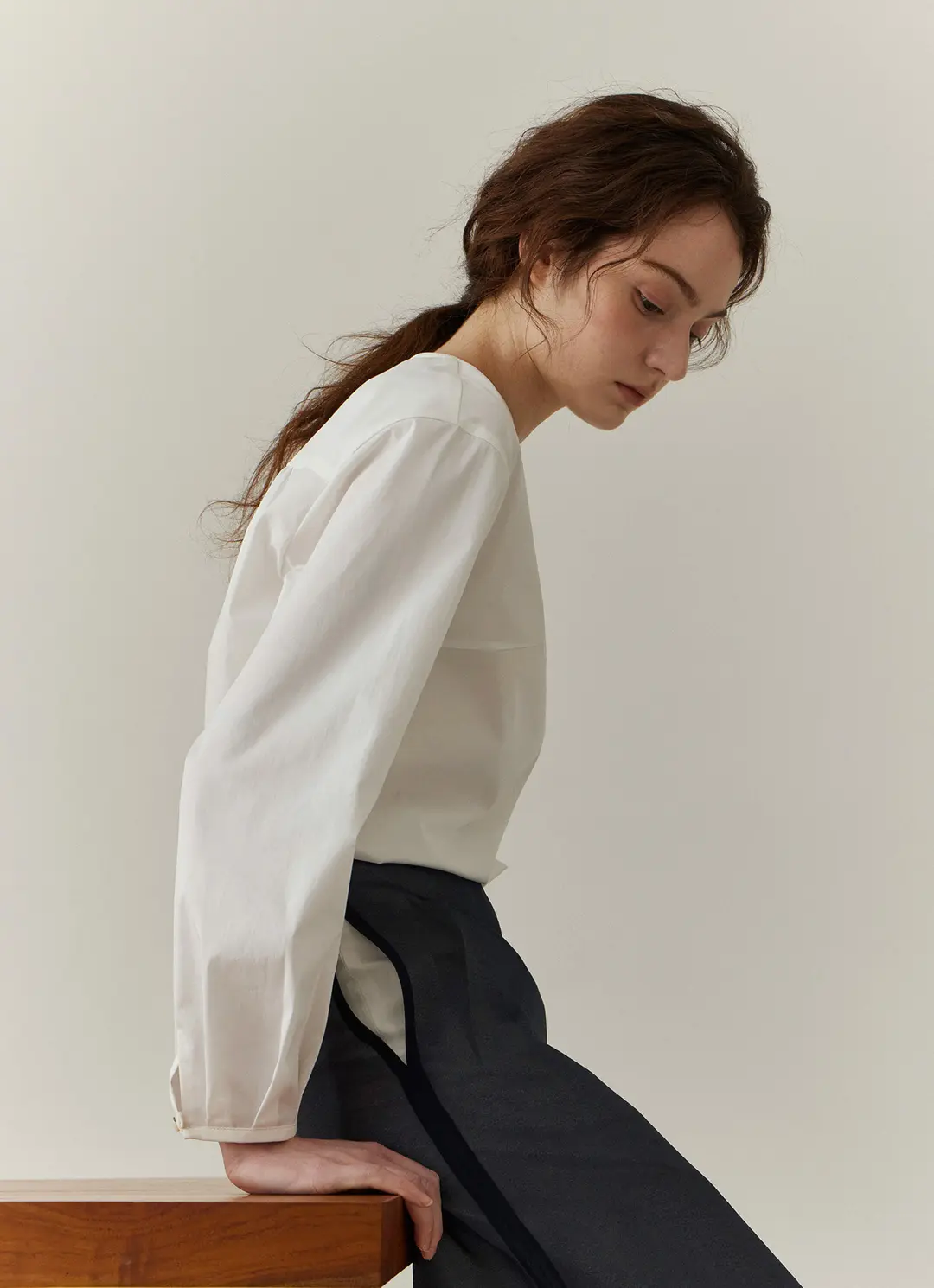 스텝어라운드 Back shirring detail blouse_WHITE 상품 이미지 2