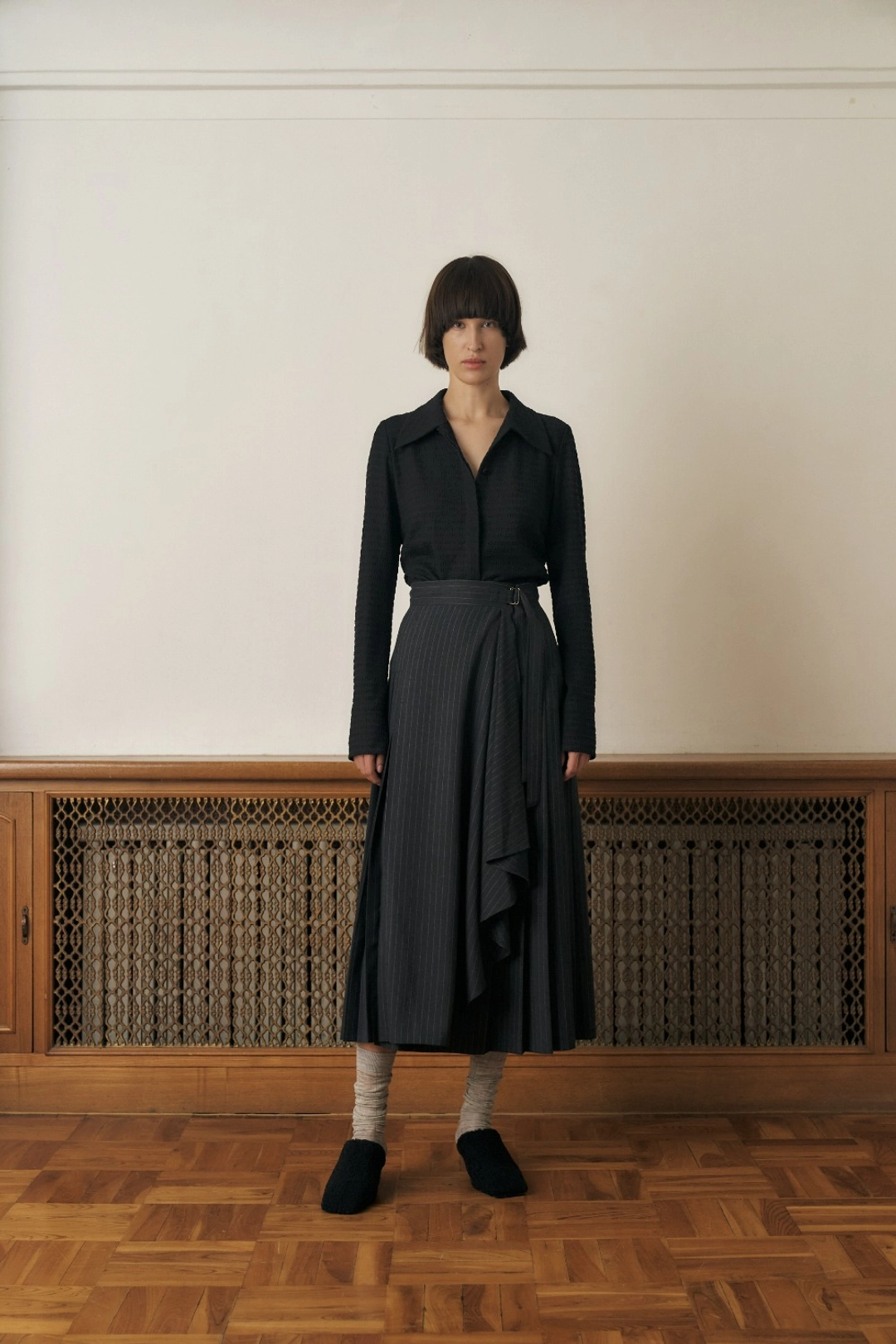 쿠메 PINSTRIPED DRAPED WRAP SKIRT, DARK GRAY 상품 이미지 2