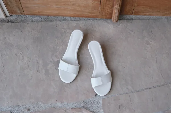 8.11 출고 Classic Wedge Heel - Ivory