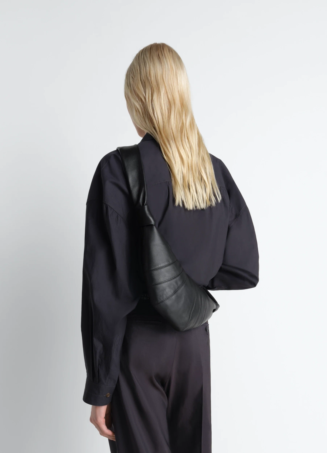 르메르 SMALL CROISSANT BAG IN LEATHER 상품 이미지 2