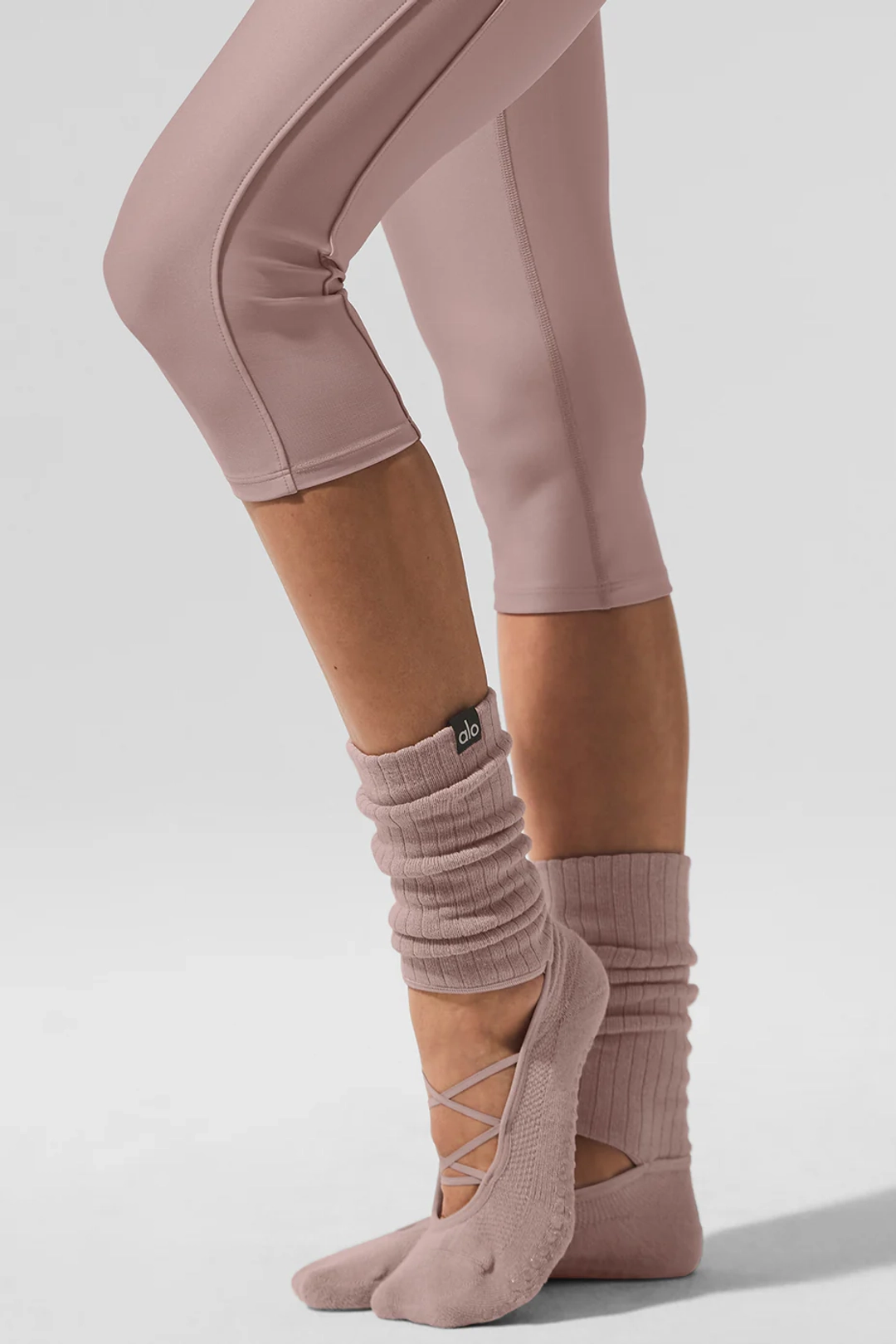 알로요가 Women's Strappy Siren Grip Sock - Taupe 상품 이미지 1