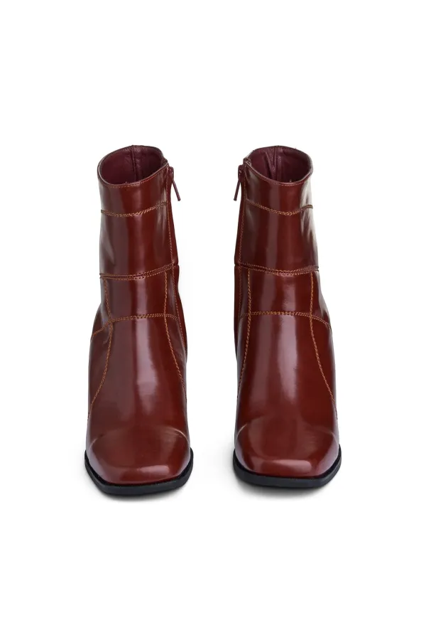 STITCH WEDGE BOOTS IN BURGUNDY