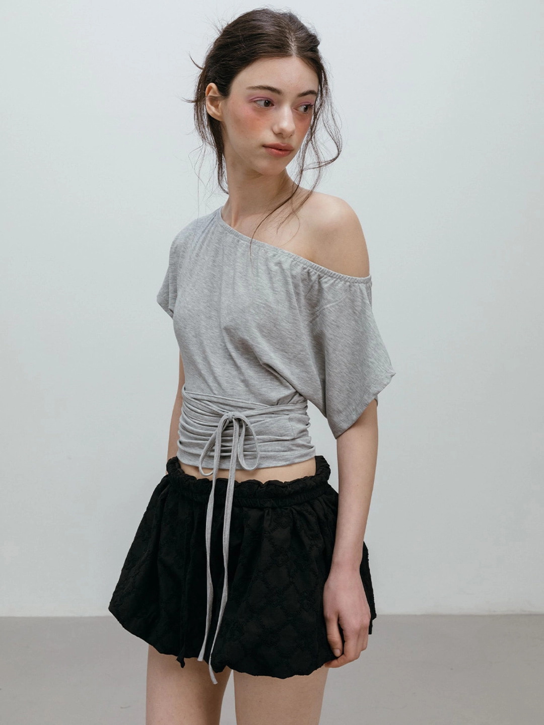 모이페어 OFF SHOULDER STRAP T-SHIRT / GREY 상품 이미지 3