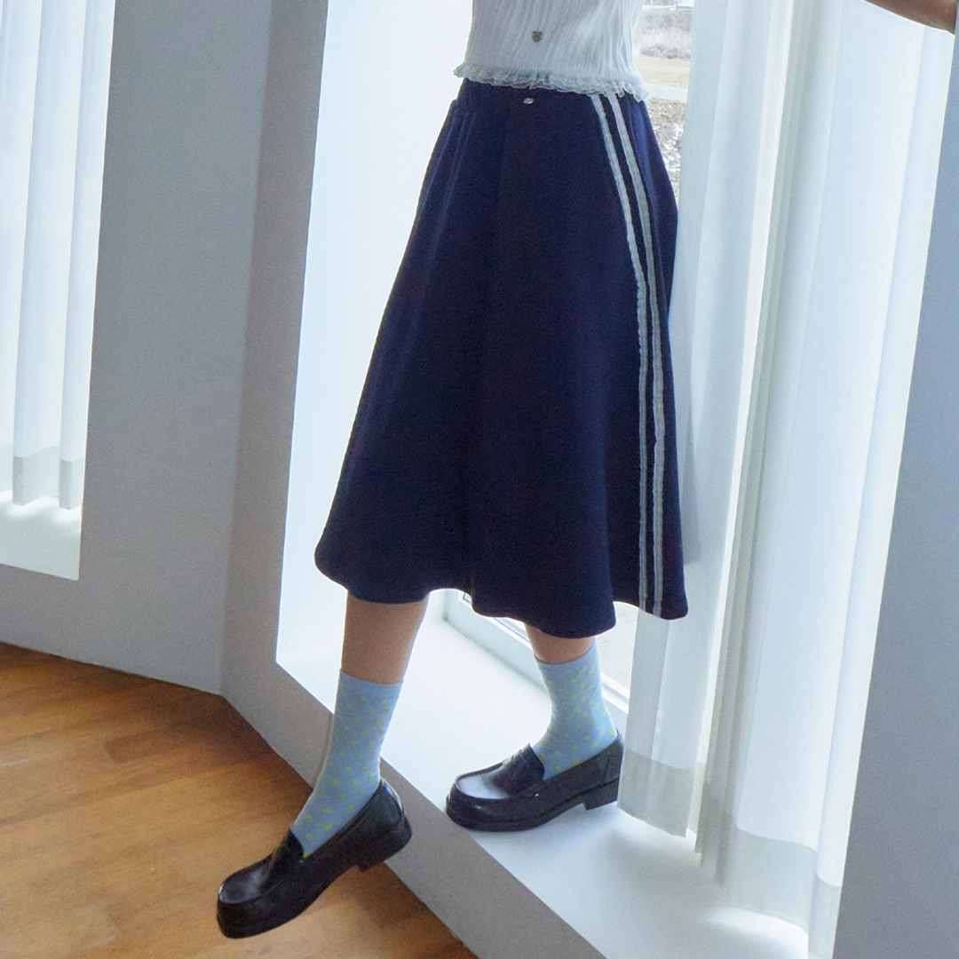 론론 HEART PENDANT LACE TRACK LINE FLARE MAXI SKIRT NAVY 상품 이미지 2