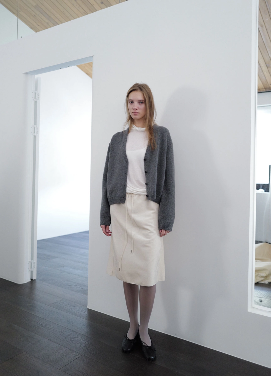 페블엠 Amber Button V-Neck Cardigan - Charcoal (10월 말 순차배송) 상품 이미지 2