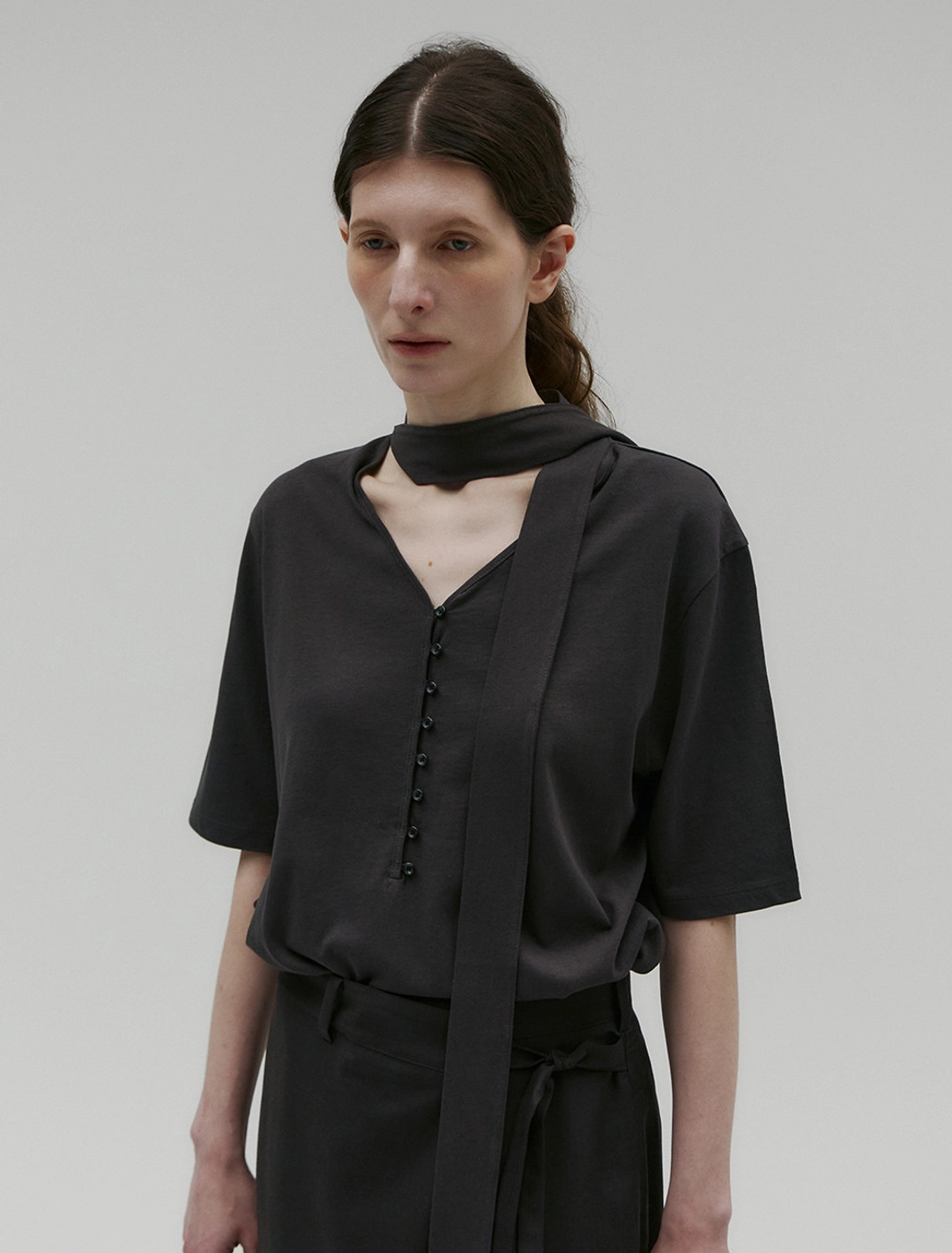 솔티페블 BUTTON DETAIL MUFFLER T-SHIRT [CHARCOAL] 상품 이미지 1