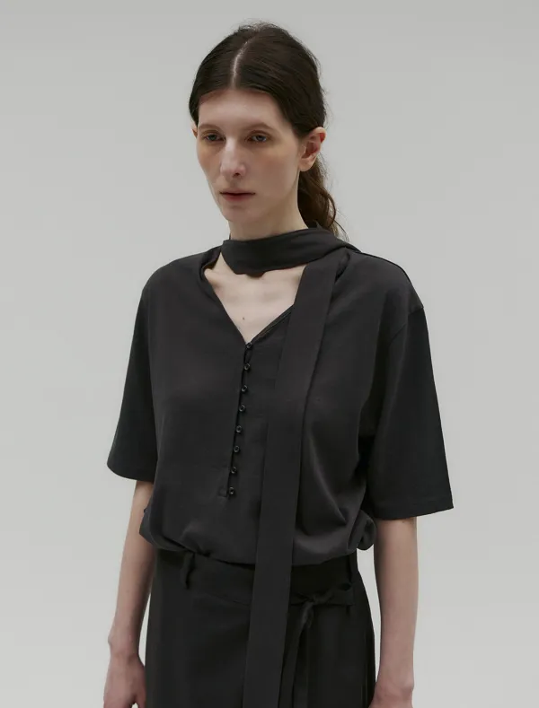 BUTTON DETAIL MUFFLER T-SHIRT [CHARCOAL]