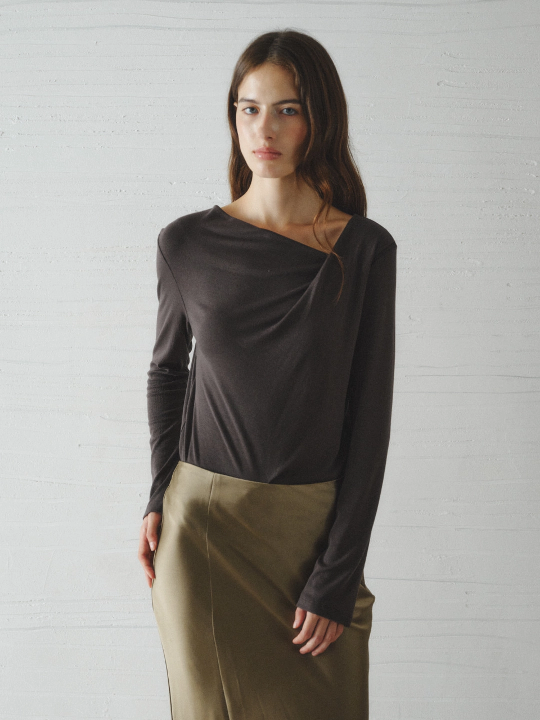 르니나 ROEL drape neck t-shirt_charcoal 상품 이미지 1