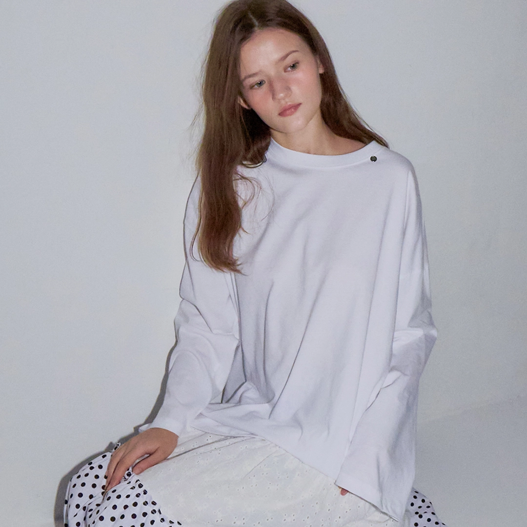 론론 MINI POINT LABEL OVER FIT LONG SLEEVE WHITE 상품 이미지 1