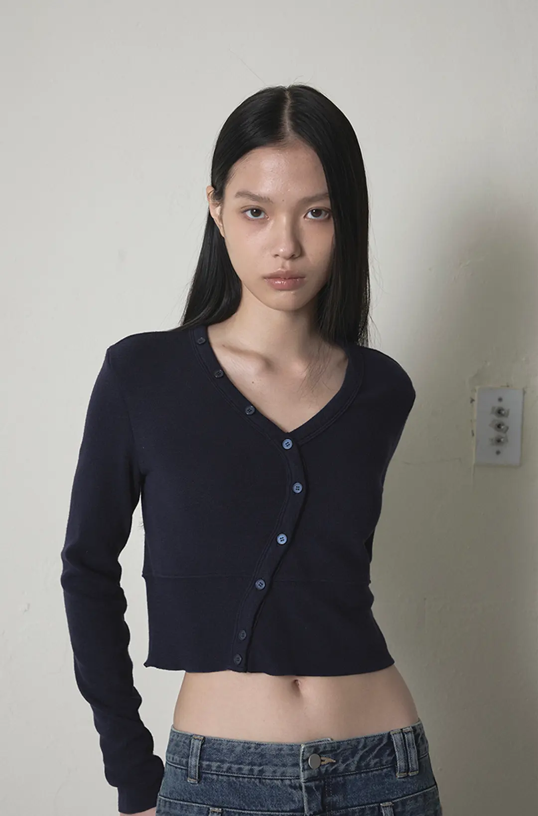 오데스 [ESSENCIAL] CURVE CARDIGAN - NAVY 상품 이미지 2