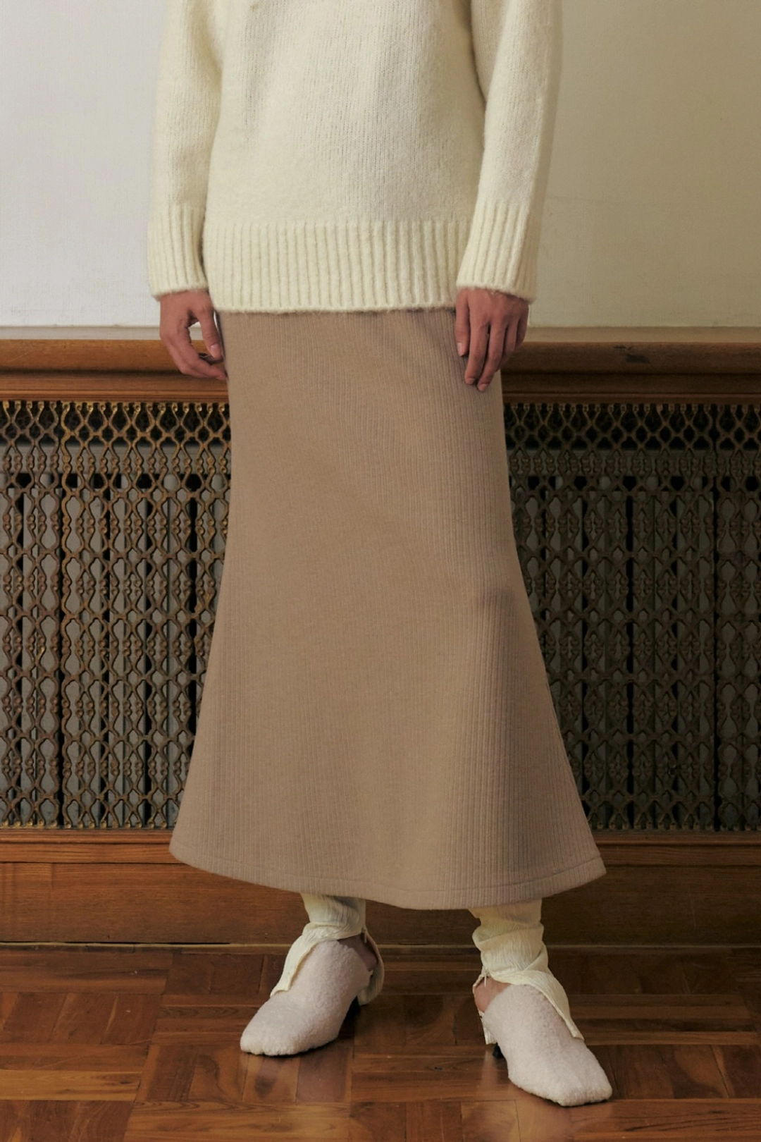 쿠메 SOFT LONG KNITTED SKIRT, BEIGE 상품 이미지 2