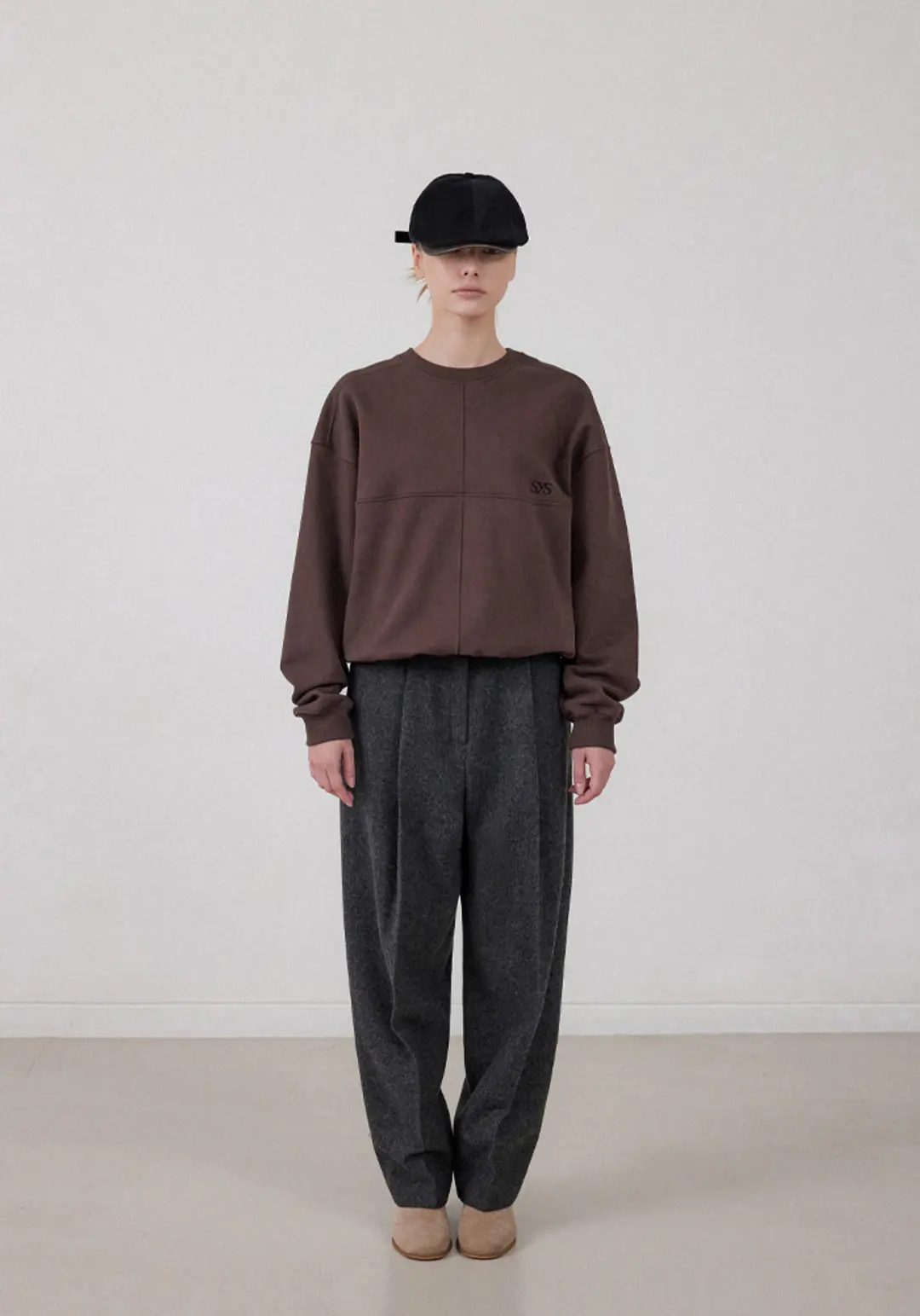 시스 HERRINGBONE TUCK TROUSERS_CHARCOAL 상품 이미지 1