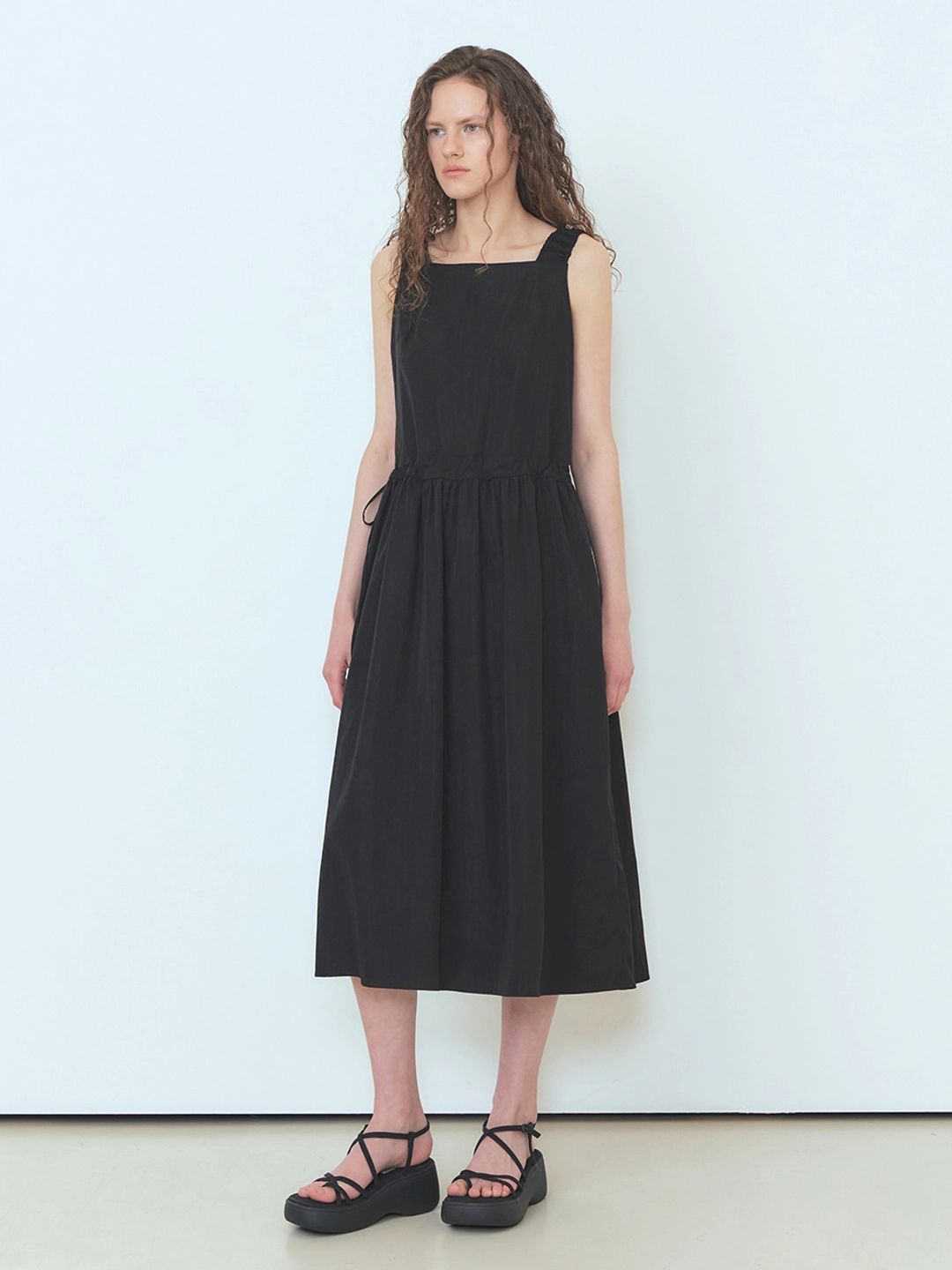 에트몽 Apron Side Strap Dress, Black 상품 이미지 2