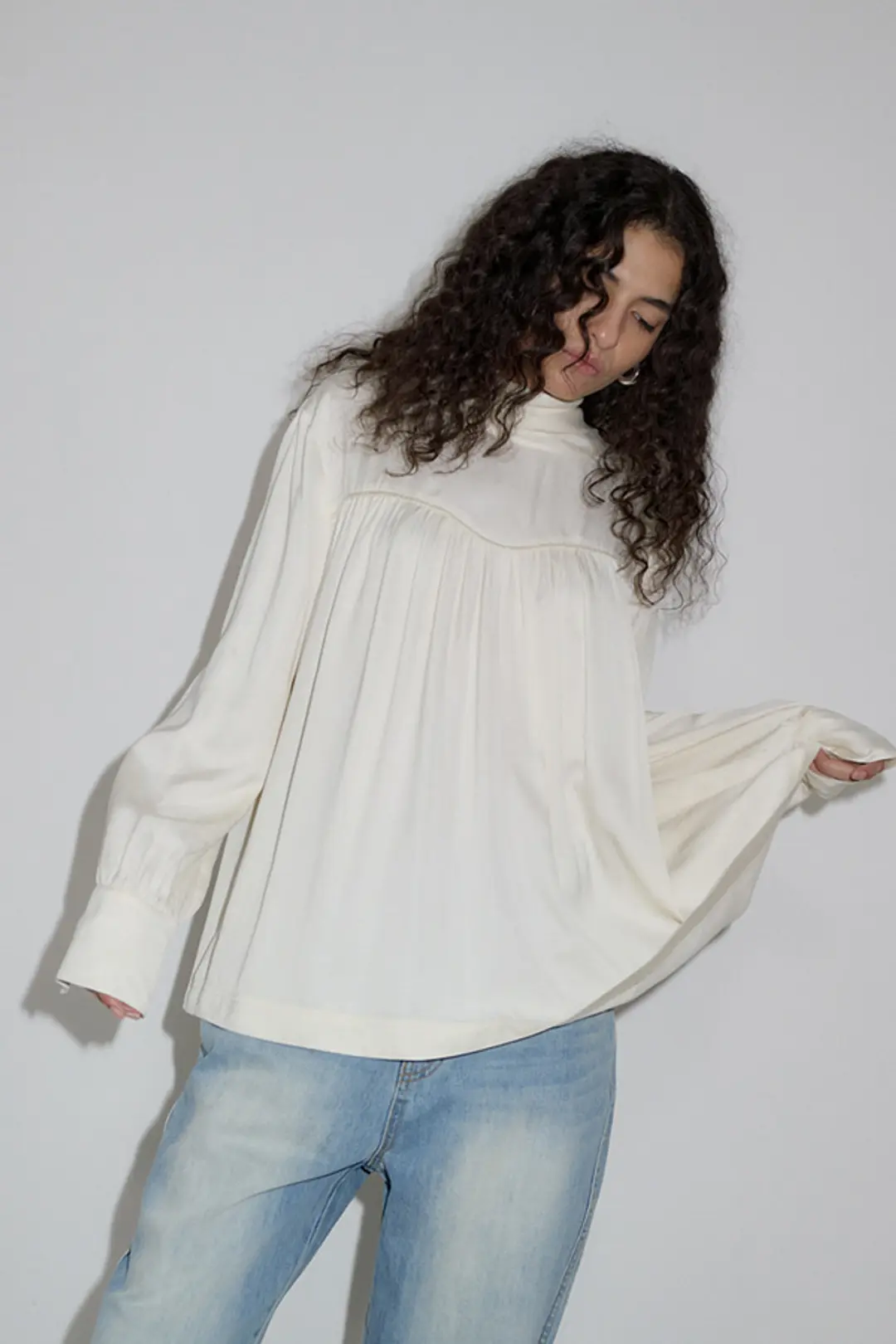 오버듀플레어 SATIN TIED SHIRRING BLOUSE_CREAM 상품 이미지 2