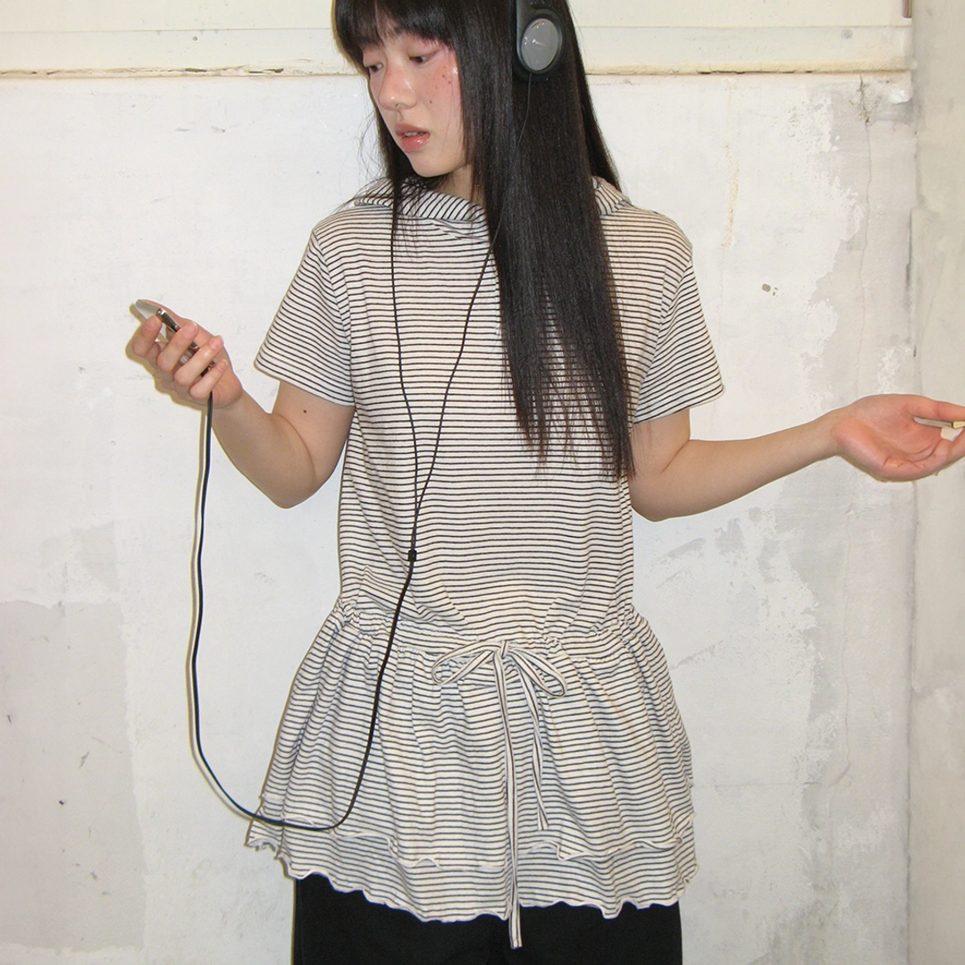 론론 STRIPE DRAWSTRING RUFFLE LAYERED SHORT SLEEVE HOODIE DRESS WHITE BLACK 상품 이미지 1