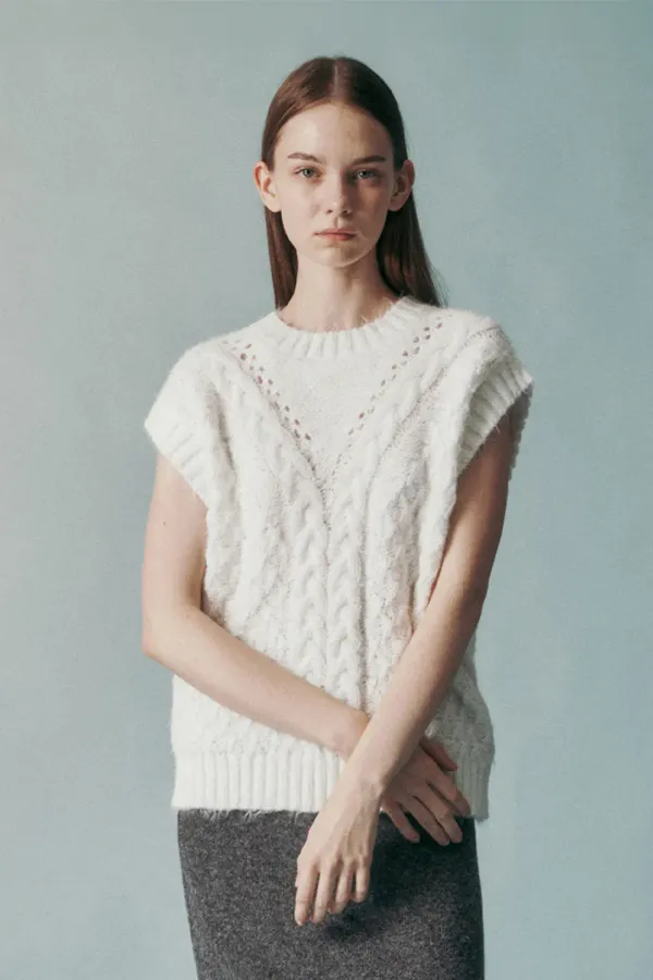 CABLE-KNIT VEST WHITE