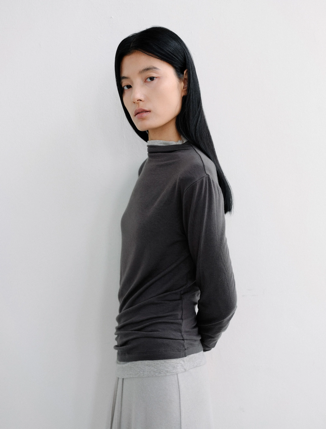 로우타이드 WOOL MOCK NECK CURVED T-SHIRT [CHARCOAL] 상품 이미지 1