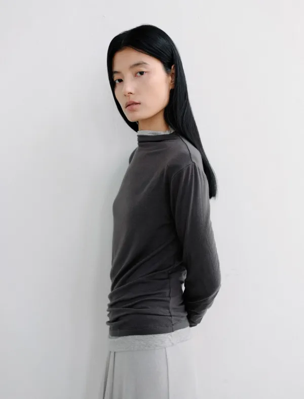 WOOL MOCK NECK CURVED T-SHIRT [CHARCOAL]