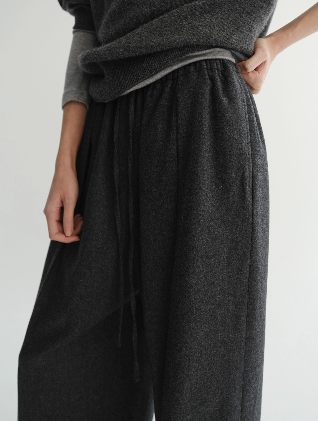 이아 Loe Banding Tuck Pants (Charcoal) 상품 이미지 3