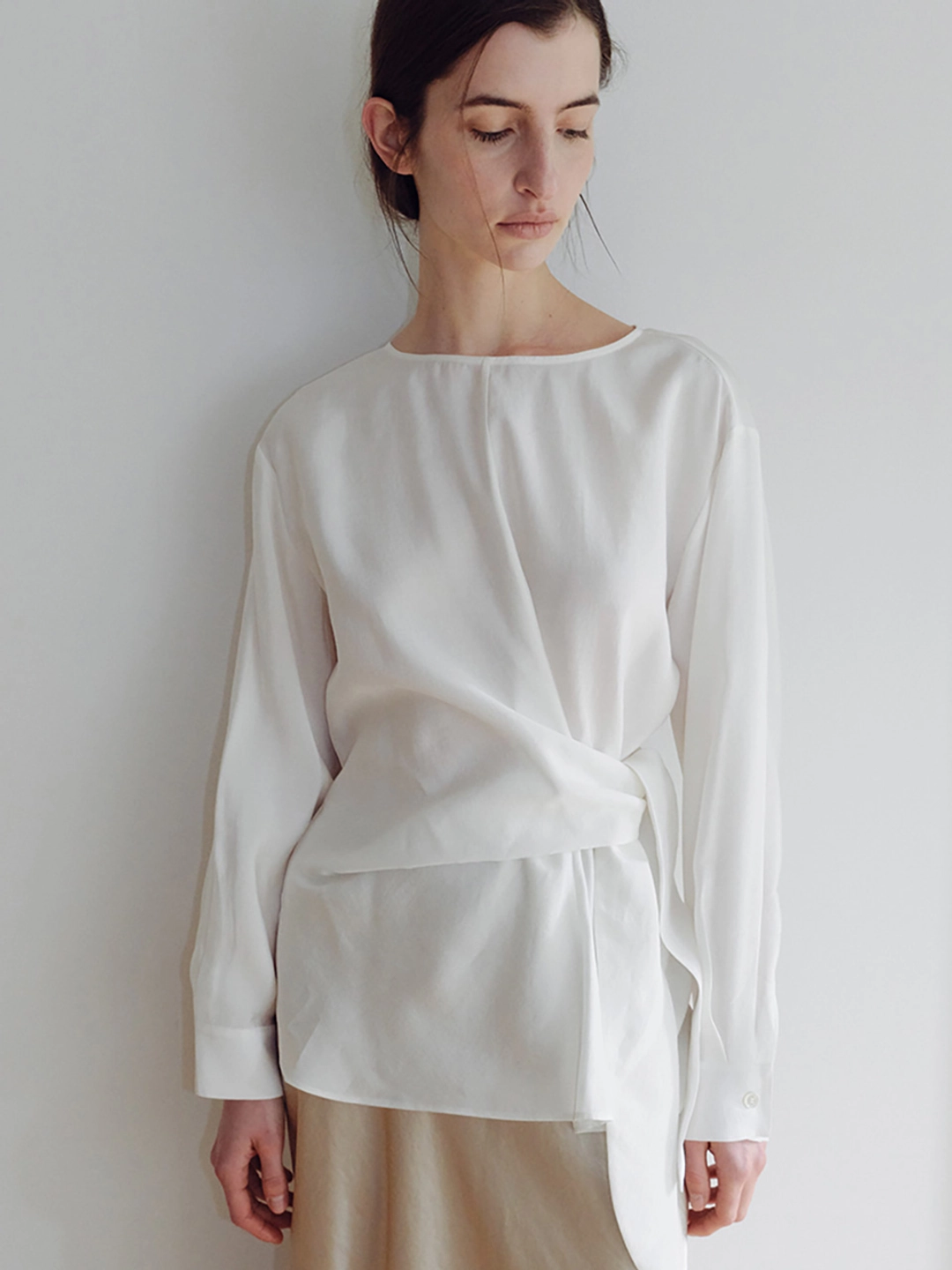 오떼뜨 NUA SILKY WRAP BLOUSE_IVORY 상품 이미지 1