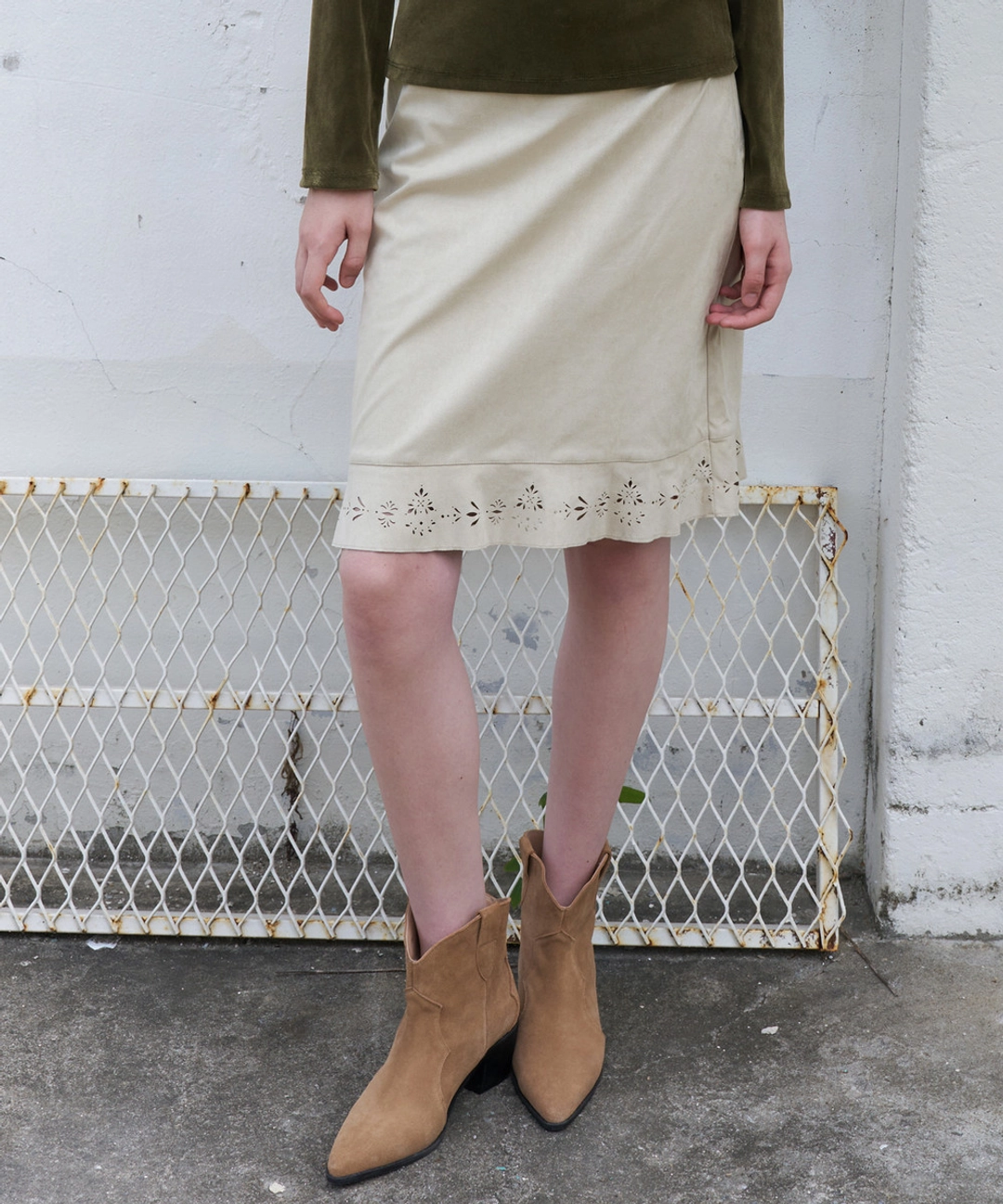 반원 아뜰리에 P3329 펀칭 스웨이드 스커트_Sand beige 상품 이미지 2