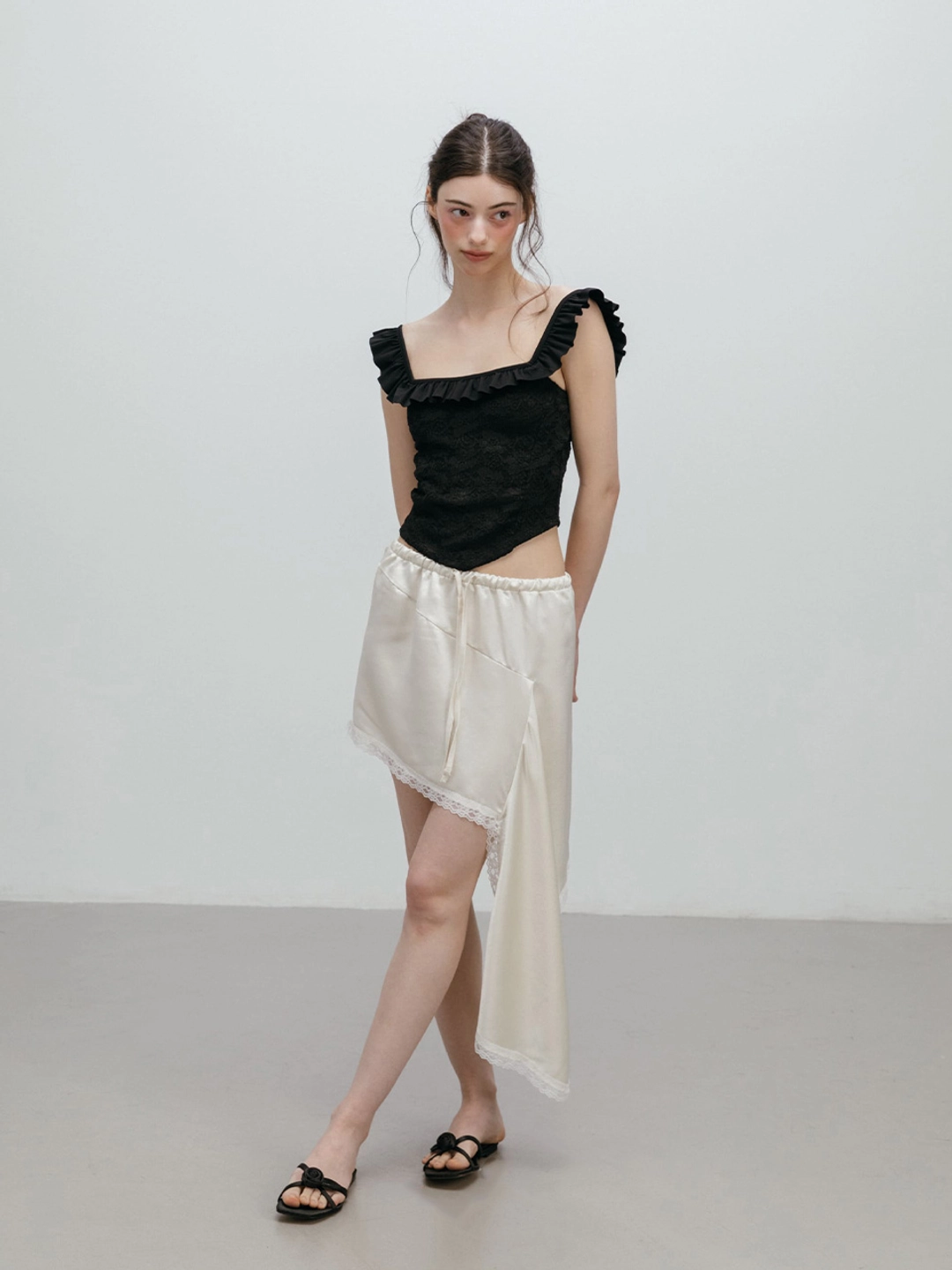 모이페어 [6/9 예약배송] FRILL LACE SLEEVELESS / BLACK 상품 이미지 2